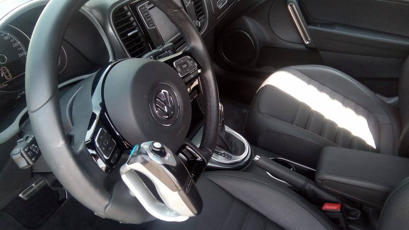 Télécommande multifonctions intuitive au volant sur voiture PMR à Périgueux